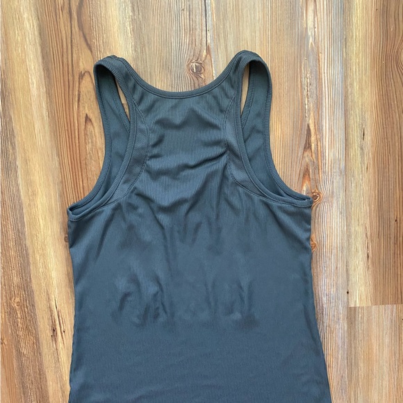 Under Armor Tanks Bundle L/S - Picture 10 of 10